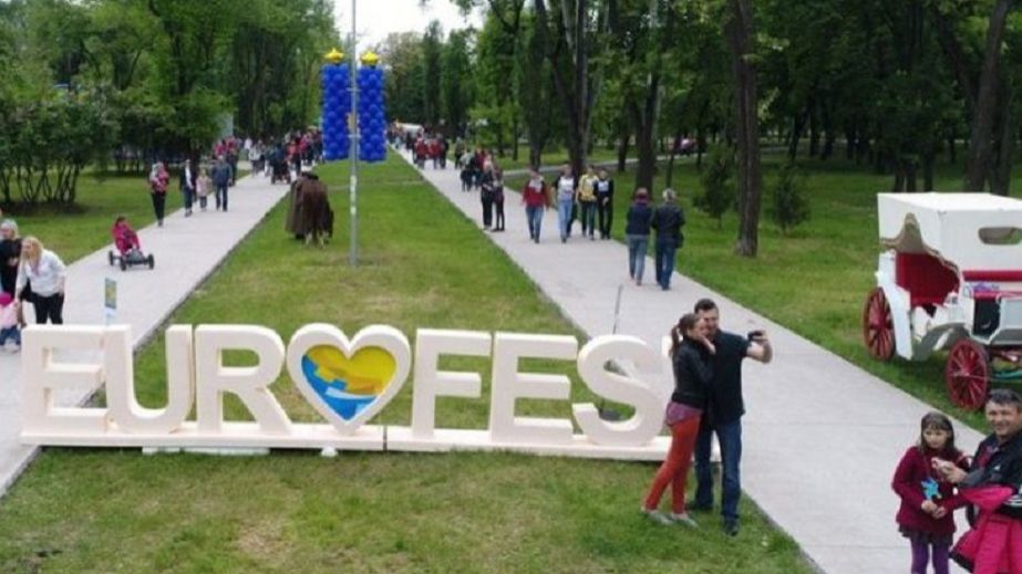 Двухметровые крылья: в Кривом Роге за бюджетные средства установят новые фотозоны (ФОТО)