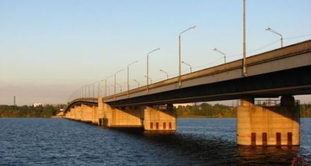 Південний міст у Дніпрі закрили через влучання КАБа: громадський транспорт змінив маршрут (ФОТО)