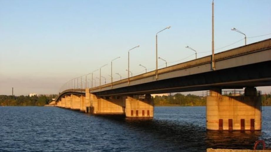 Южный мост в Днепре закрыли из-за попадания КАБа: общественный транспорт сменил маршрут (ФОТО)