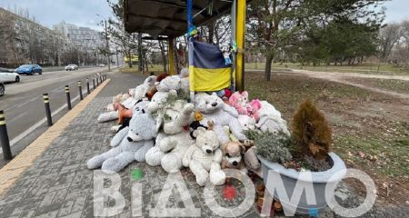 В Днепре убрали игрушки с мемоирала погибшим во время ракетного удара по многоэтажке на Победе (ФОТО)