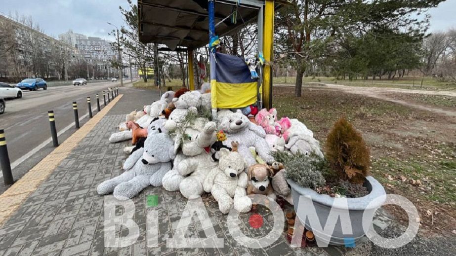 В Днепре убрали игрушки с мемоирала погибшим во время ракетного удара по многоэтажке на Победе (ФОТО)