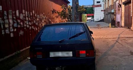 Пришлось катить: в Днепре вор-неудачник хотел украсть автомобиль, но не смог его завести