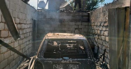 В Никополе в результате вражеского обстрела сгорел гараж с автомобилем внутри (ФОТО)