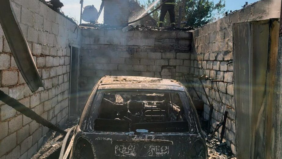 У Нікополі внаслідок ворожого обстрілу згорів гараж з автомобілем усередині (ФОТО)