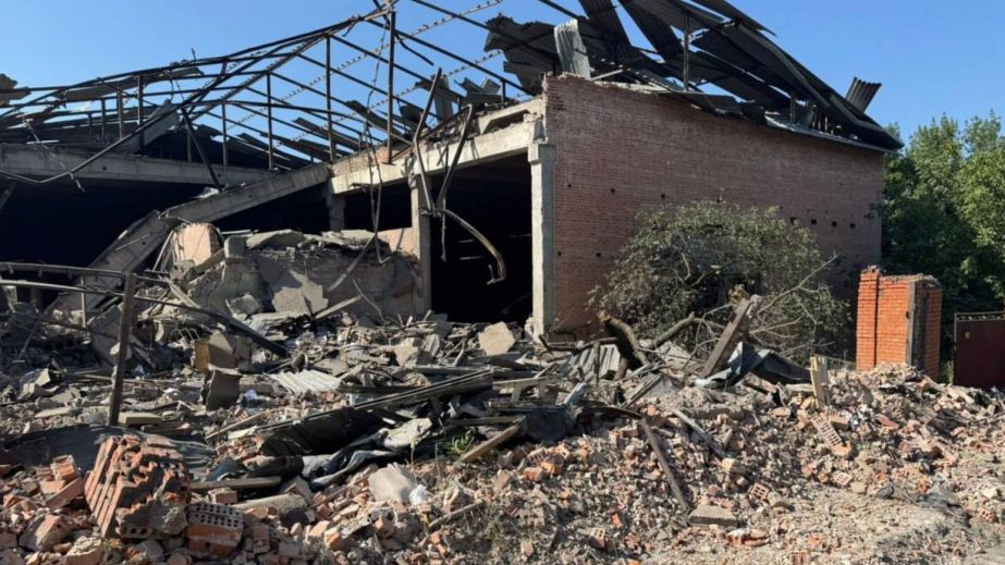 Зруйнована будівля і вибиті вікна: як виглядають наслідки ракетного удару по Дніпру (ФОТО)
