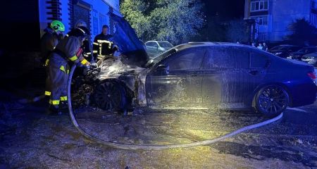В Каменском задержали 19-летнего парня, который поджег автомобиль возле подъезда (ФОТО)