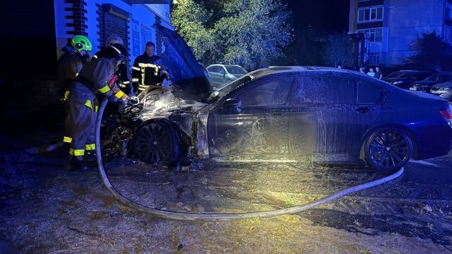 В Каменском задержали 19-летнего парня, который поджег автомобиль возле подъезда (ФОТО)