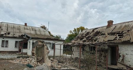 Разбитые дома и разрушенные дворы: в полиции показали последствия атак на два района Днепропетровщины (ФОТО)