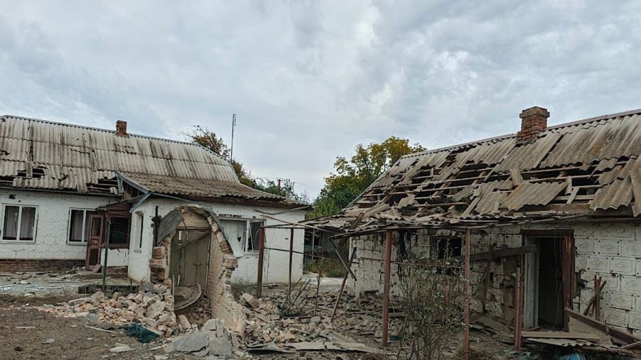 Разбитые дома и разрушенные дворы: в полиции показали последствия атак на два района Днепропетровщины (ФОТО)