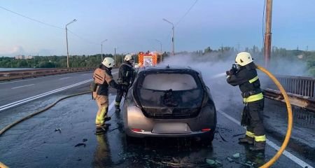 В Днепре на Южном мосту загорелся электромобиль (ФОТО)