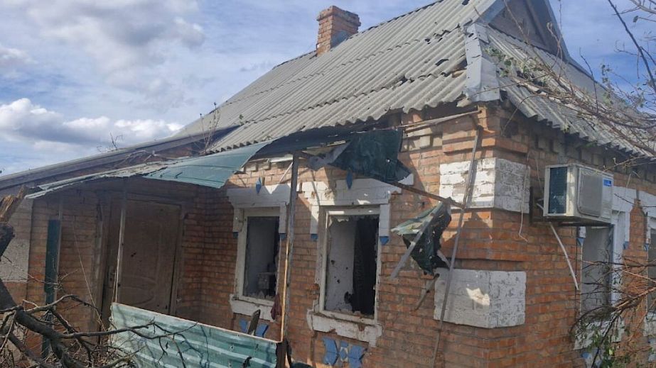 Более 70 атак разными видами вооружения: в полиции показали последствия вражеских ударов по Никопольщине за минувшие сутки (ФОТО)
