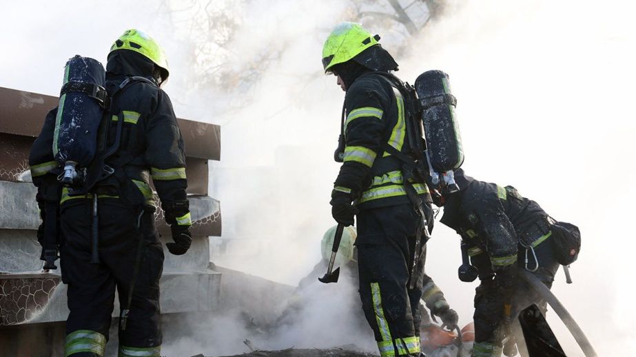 У Дніпрі горів ресторан. Рятувальники показали, як приборкували полум'я (ФОТО)