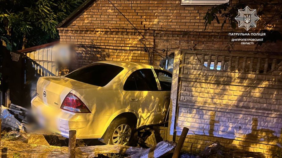 У Дніпрі п'яний водій на Nissan пробив паркан і врізався в будинок (ФОТО, ВІДЕО)