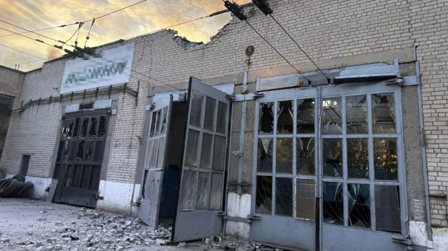 У Дніпрі росіяни вдарили "шахедом" по транспортному підприємству (ФОТО)
