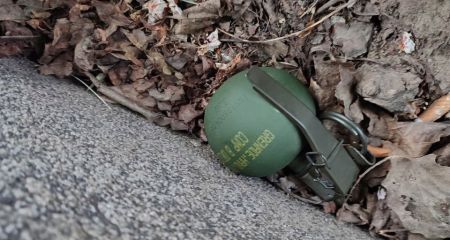 Перехожі знайшли дві гранати у двох районах Дніпра (ФОТО)
