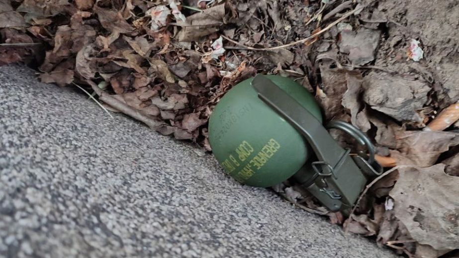 Прохожие обнаружили две гранаты в двух районах Днепра (ФОТО)