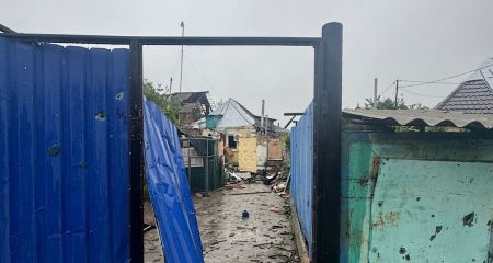 Вибиті вікна і понівечені подвір'я: у поліції показали наслідки ворожих атак на Дніпропетровщину за минулу добу (ФОТО)