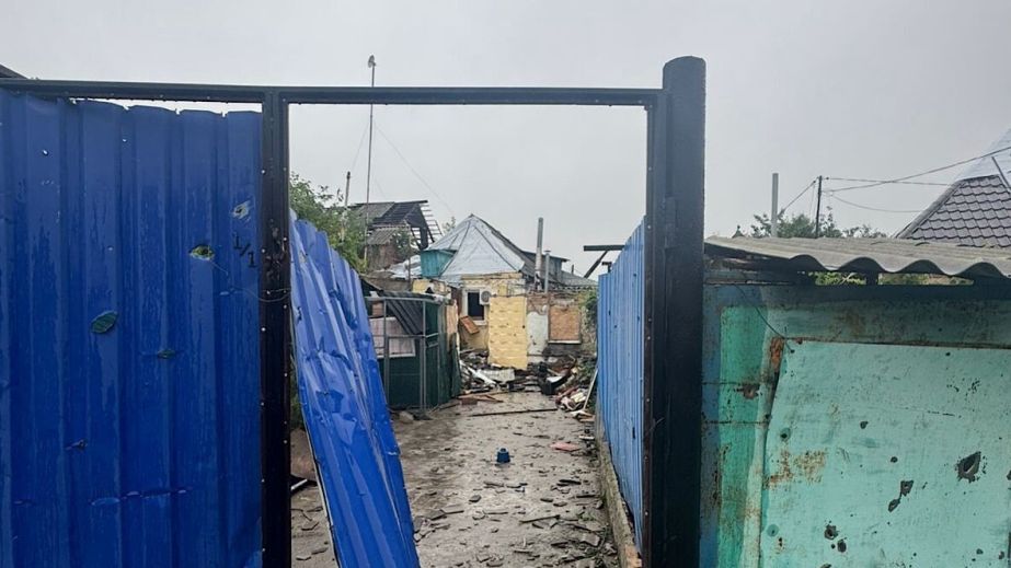 Выбитые окна и изуродованные дворы: в полиции показали последствия вражеских атак на Днепропетровщину за минувшие сутки (ФОТО)
