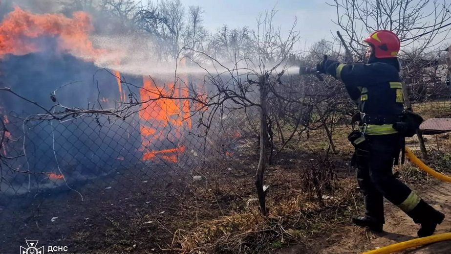 У Дніпрі чоловік під час пожежі на дачі отримав опіки рук