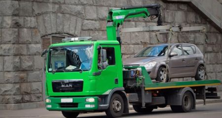 Жертви евакуатора: у центрі Дніпра паркувальна інспекція відправляє авто на штраф майданчик (ВІДЕО)