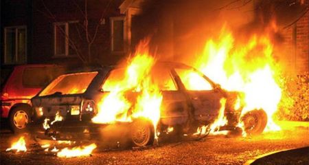 У Дніпрі після атаки "шахедами" палають автомобілі і будинки (ВІДЕО)