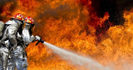 Вогонь наближається до житлових будинків: на лівому березі Дніпра масштабна пожежа (ФОТО, ВІДЕО)