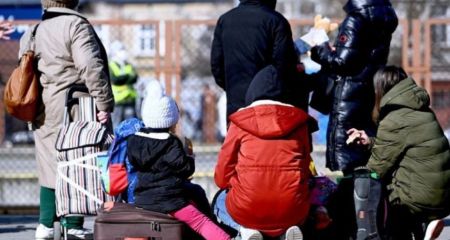 У соцмережах показали фото евакуації родин з дітьми з прифронтових громад Синельниківщини