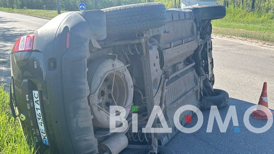 У Дніпрі легковик перекинувся на бік посеред дороги: рух ускладнено (ФОТО)