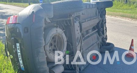 На Дніпропетровщині легковик вилетів у кювет та перекинувся на бік (ФОТО, ВІДЕО)