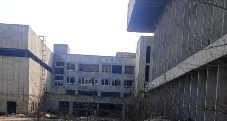 В Днепре мародеры выносят металлические конструкции из дворца "Метеор (ФОТО, ВИДЕО)