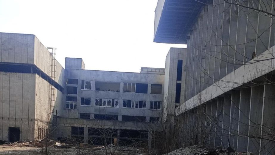 У Дніпрі мародери виносять металеві конструкції з палацу "Метеор" (ФОТО, ВІДЕО)