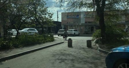 В Самаре на одной из улиц неизвестные заблокировали проезд во двор мусорниками (ФОТО)