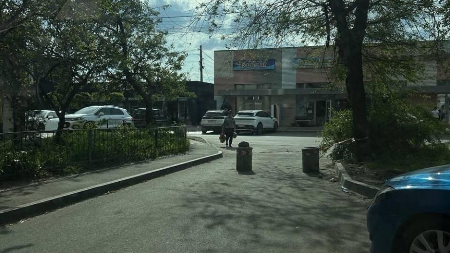 В Самаре на одной из улиц неизвестные заблокировали проезд во двор мусорниками (ФОТО)
