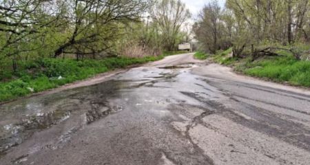 Почему так холодно в мае: как жители Днепра троллят ремонт дорог в одном из районов города (ВИДЕО)