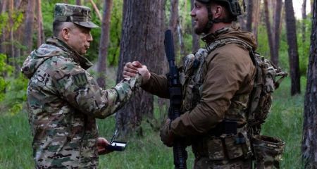 Восстанавливает контроль над захваченными территориями: Сырский наградил подразделение с Днепропетровщины