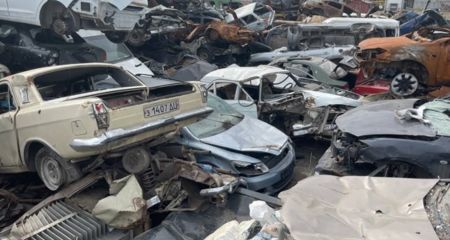 У Дніпрі один із мікрорайонів перетворюється на цвинтар автомобілів (ФОТО)
