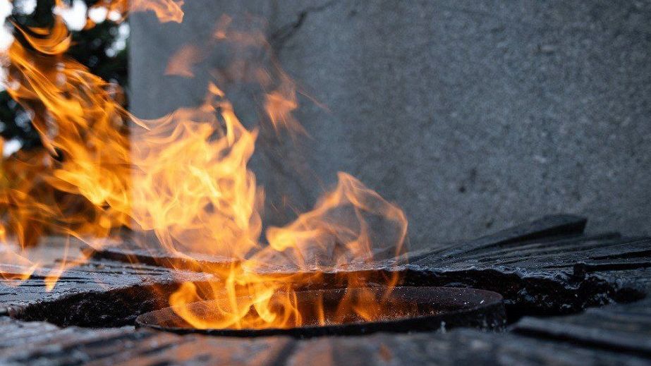 Цветы в Днепре, рушники и стенды в Павлограде: как на Днепропетровщине проходит День памяти и победы над нацизмом (ФОТО, ВИДЕО)