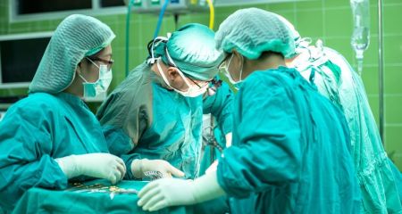 Пацієнтка була у свідомості: у Дніпрі лікарі провели рідкісну операцію на мозку