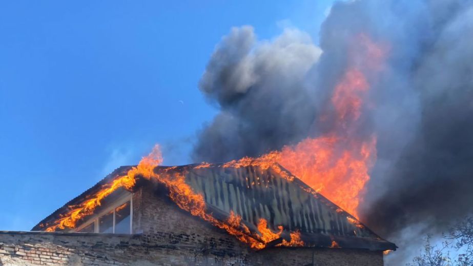 У Нікополі внаслідок обстрілу загорівся великий будинок у приватному секторі (ФОТО)