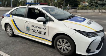 На Дніпропетровщині співробітники дорожньої поліції випадково знайшли у зупиненому авто наркотики (ФОТО)