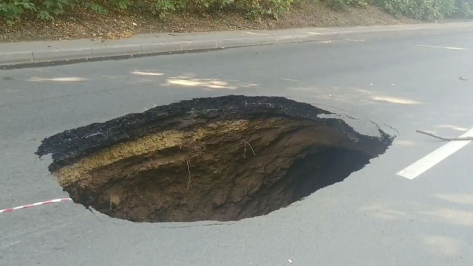 Капкан для авто: на одной из центральных улиц Днепра появилась гигантская яма (ФОТО)