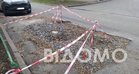 "Пастка" для пішоходів: у Дніпрі на жвавому перехресті утворилася величезна яма (ФОТО)