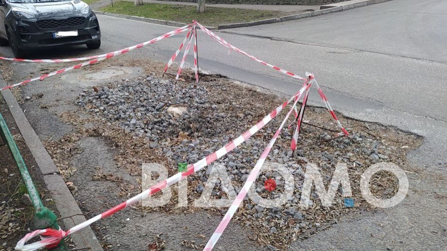 "Ловушка" для пешеходов: в Днепре на оживленном перекрестке образовалась огромная яма (ФОТО)