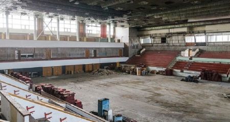 Пламя вырывается из окна: в Днепре горит Дворец спорта "Метеор" (ФОТО, ВИДЕО)