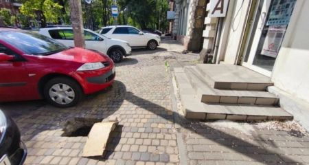В центре Днепра на тротуаре образовалась большая дыра (ФОТО)