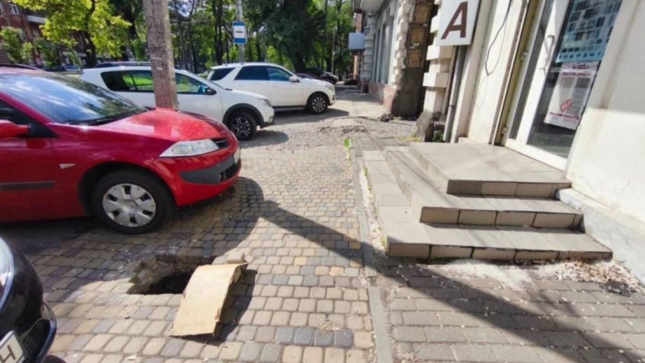 У центрі Дніпра на тротуарі утворилася велика діра (ФОТО)