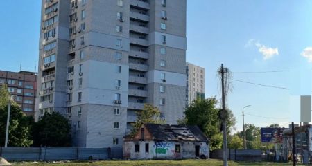 В Днепре на Победе расчистили площадку возле высоток, оставив только старый заброшенный дом (ФОТО)