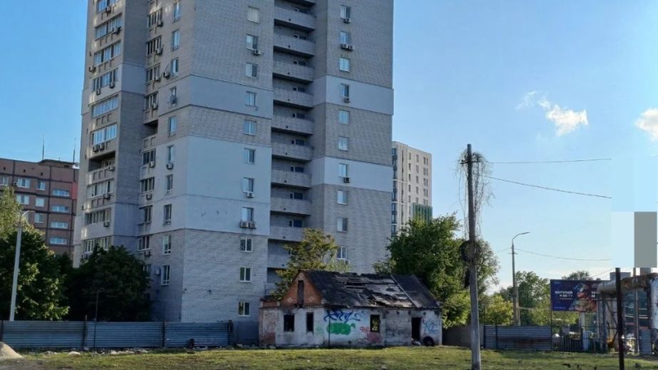 У Дніпрі на Перемозі розчистили майданчик біля багатоповерхівок, лишивши тільки стару закинуту хату (ФОТО)