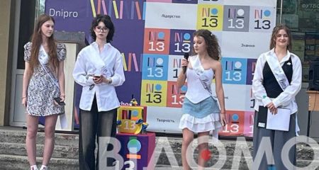 Віддав кросівки дівчині на випускному: юний джентльмен із Дніпра підкорив мережу (ВІДЕО)