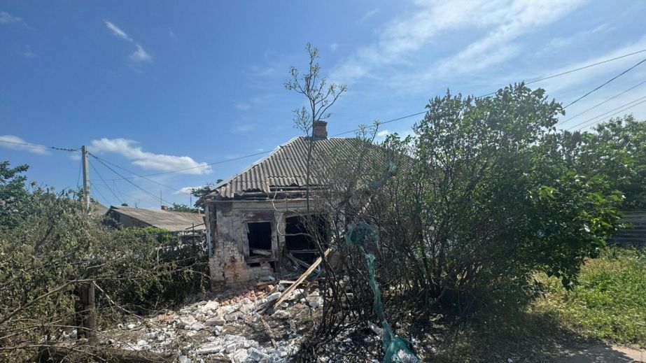 Разрушенные дома и изуродованные дворы: полиция показала последствия атак на Днепропетровщину за минувшие сутки (ФОТО)